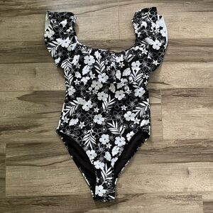 NEW Cabana del Sol swimsuit black white floral one piece ruffle top Size Medium